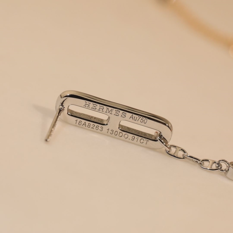H**me5 earrings